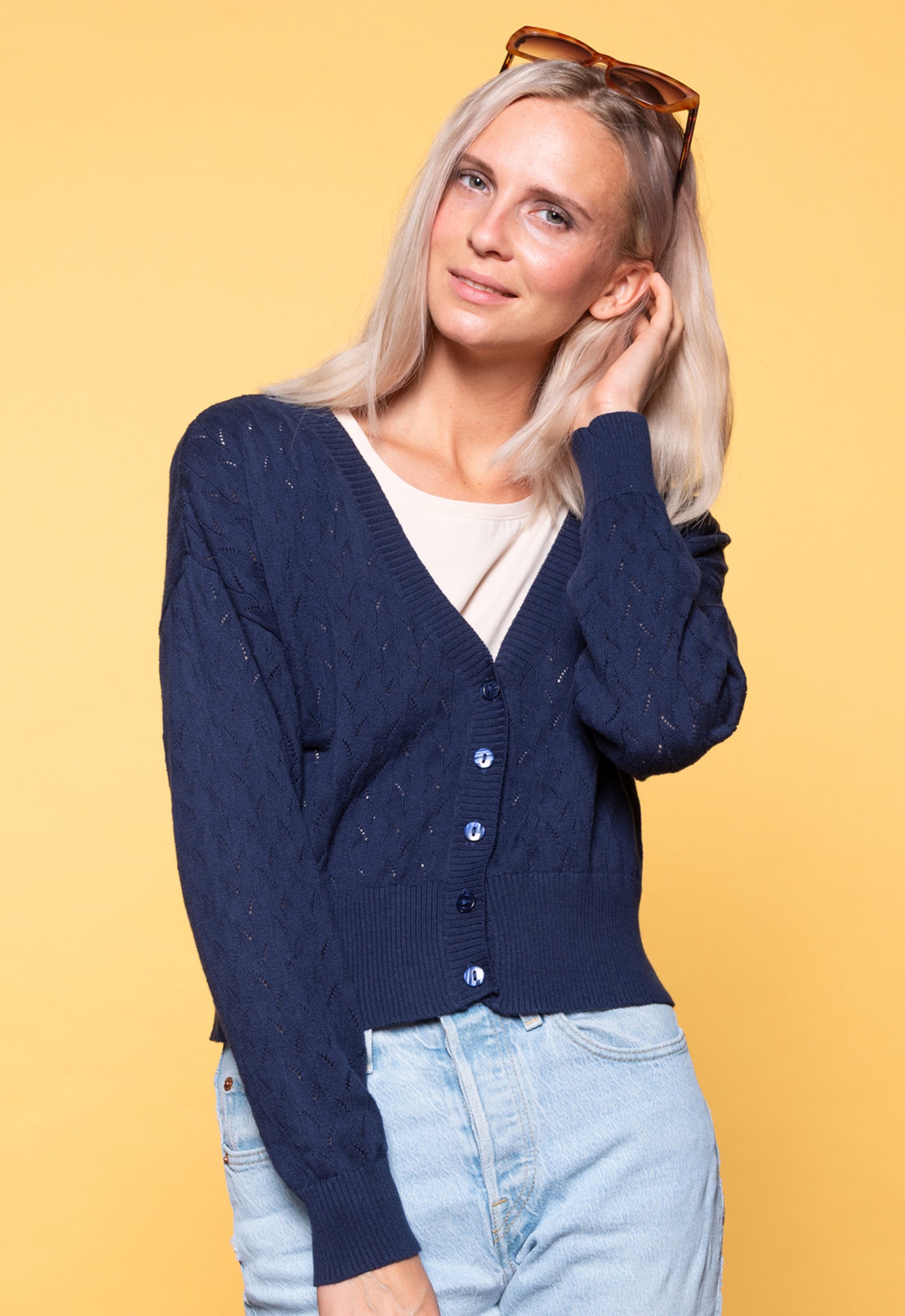 Tamani Ajour Cardigan GOTS-Certified Das Model ist 170 cm groß und trägt Größe M.