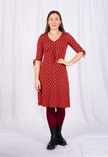  Kleid mit V-Ausschnitt, halblangen Ärmeln und Zierbändern - VD01W23 Moshiki