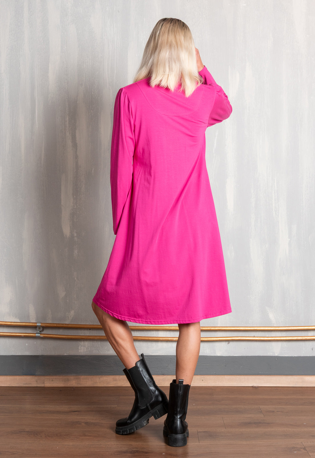 W25Dress-G1 – Feminines Jersey-Kleid mit V-Ausschnitt – GOTS-zertifiziert W25Dress-G1 – Feminines Jersey-Kleid mit V-Ausschnitt – GOTS-zertifiziert