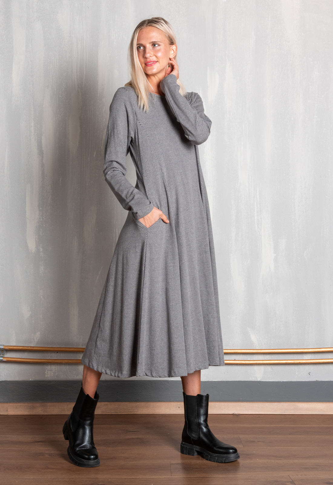 W25Dress-G3 – Feminines Kleid mit Prinzessnähten – GOTS-zertifiziert W25Dress-G3 – Feminines Kleid mit Prinzessnähten – GOTS-zertifiziert