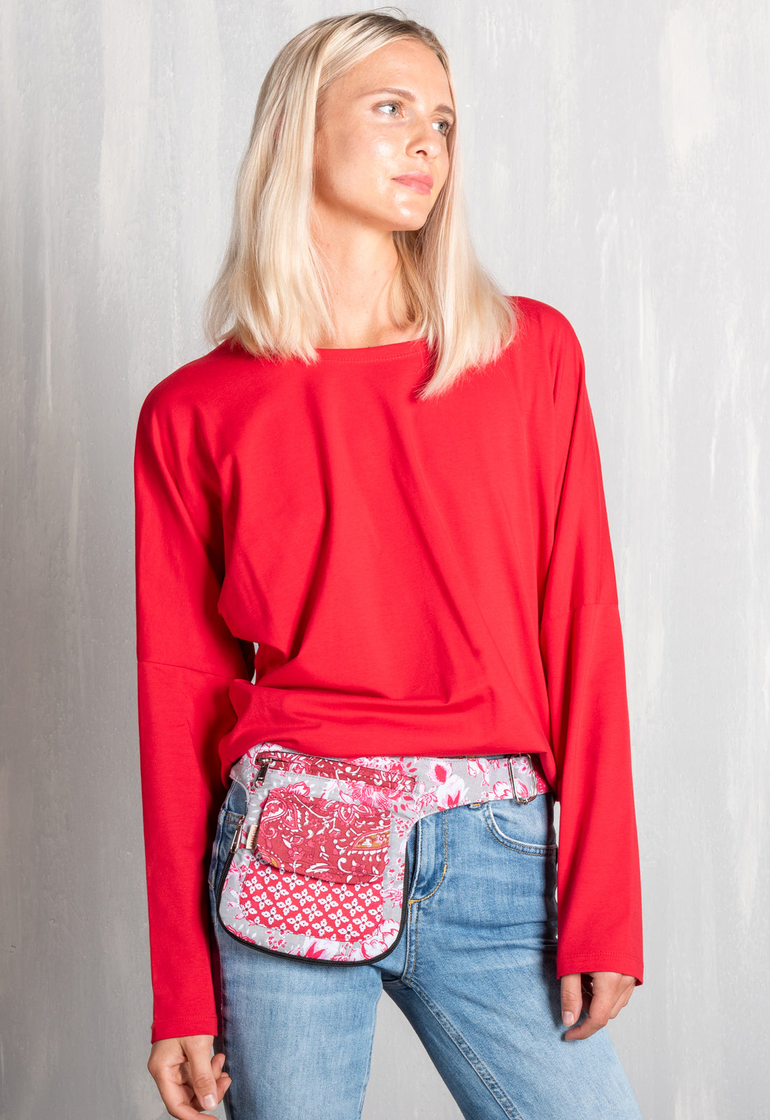 Side Pocket 15 Cotton W25 – Wendbar & vielseitig! Das Model ist 1,70 m groß.