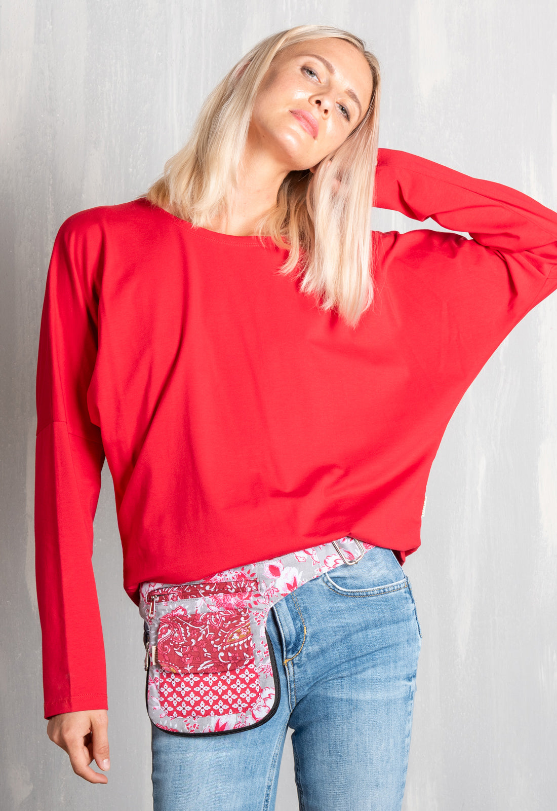 Side Pocket 15 Cotton W25 – Wendbar & vielseitig! Das Model ist 1,70 m groß.