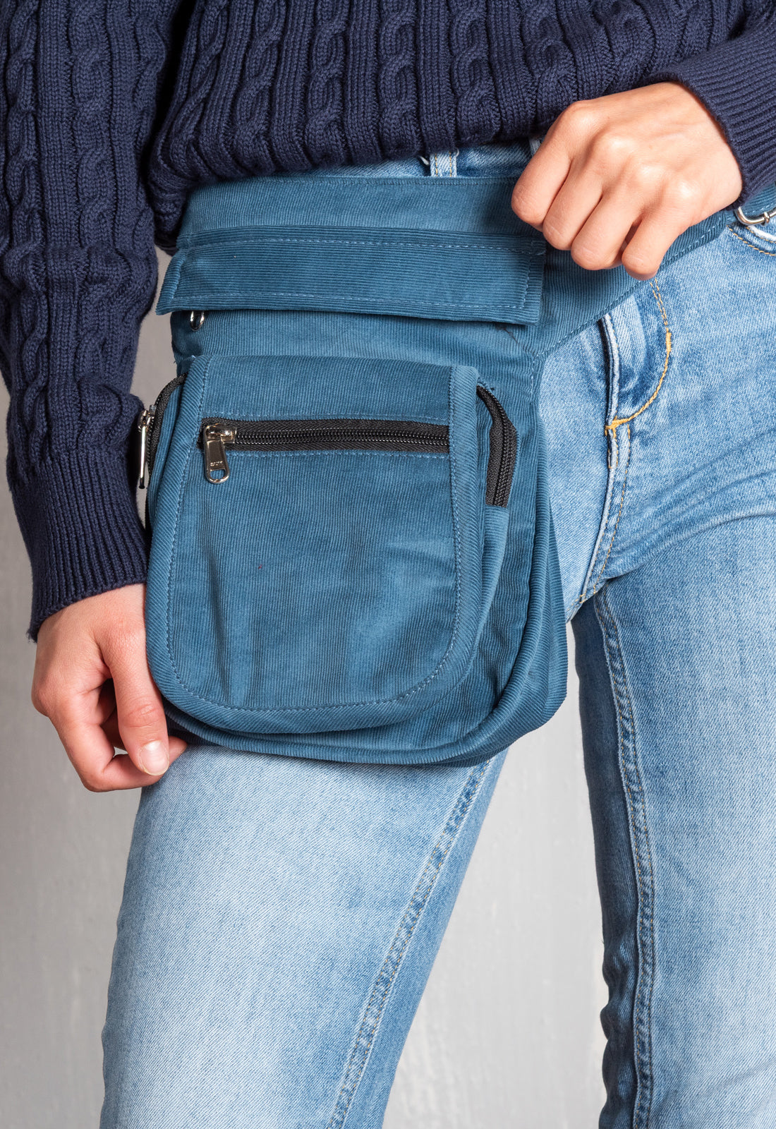 Side Pocket 7 Cord W25 – Dein Platzwunder zum Umschnallen Das Model ist 1,70 m groß.