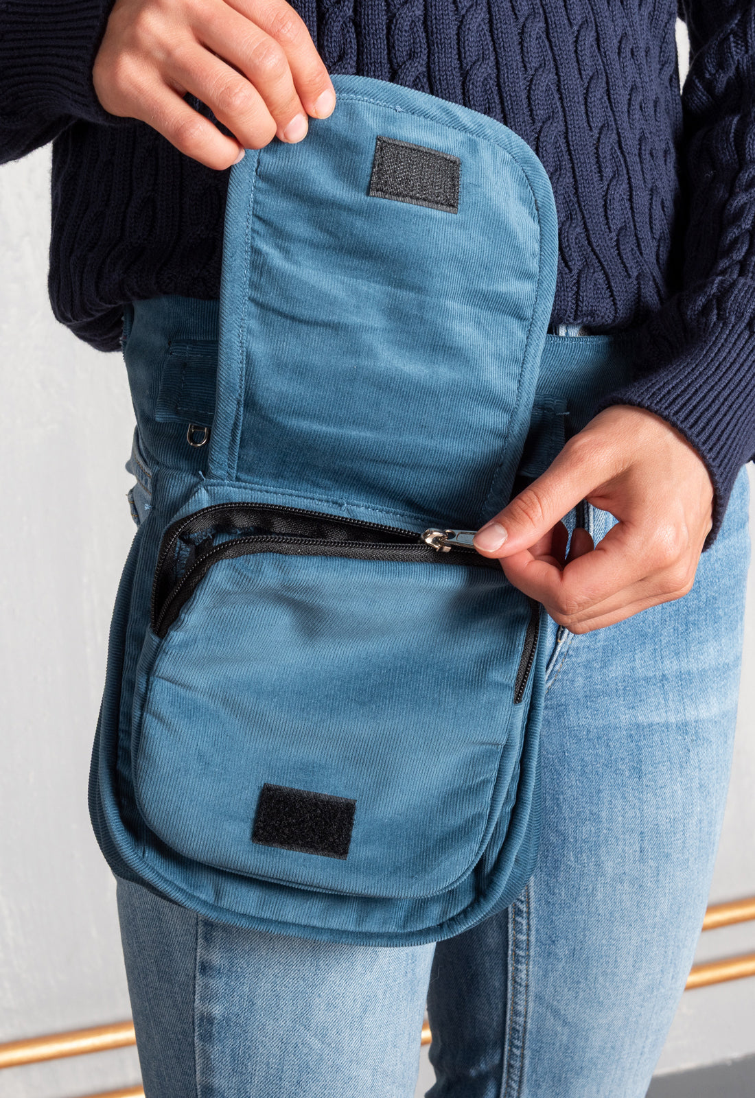 Side Pocket 7 Cord W25 – Dein Platzwunder zum Umschnallen Das Model ist 1,70 m groß.