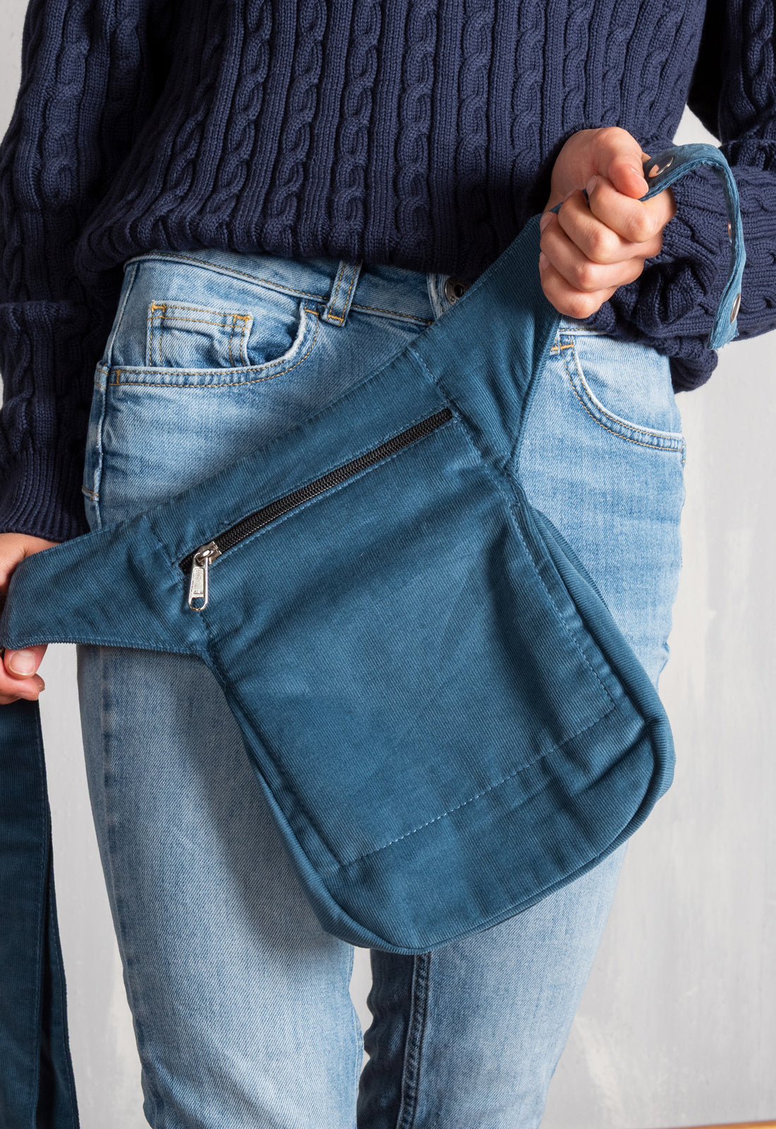 Side Pocket 7 Cord W25 – Dein Platzwunder zum Umschnallen Das Model ist 1,70 m groß.