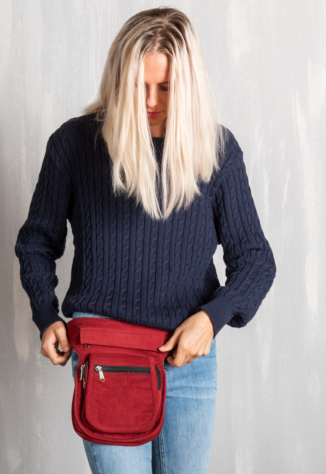 Side Pocket 7 Cord W25 – Dein Platzwunder zum Umschnallen Das Model ist 1,70 m groß.