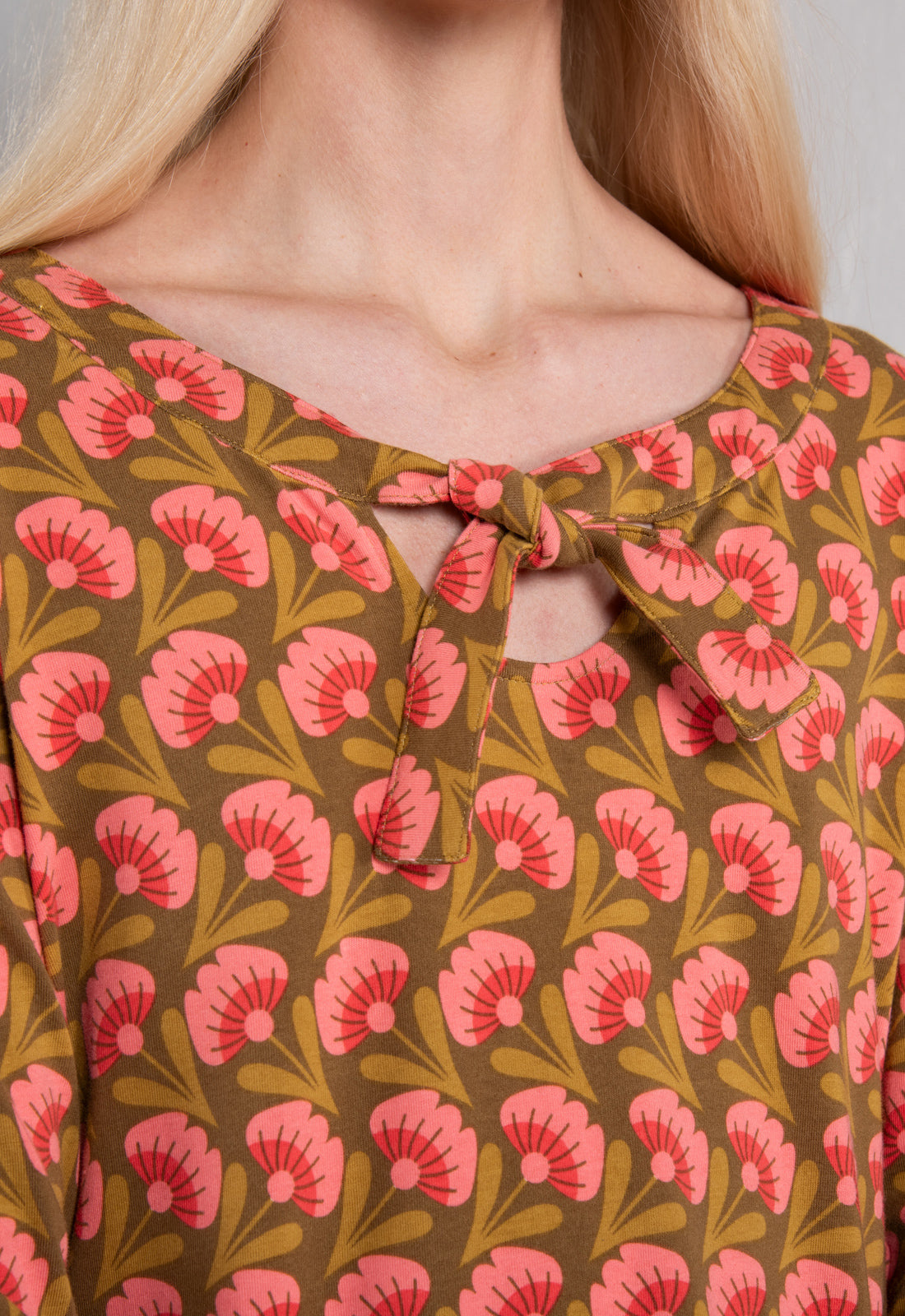 W26Dress-OC1 – leicht ausgestelltes Bio-Baumwollkleid mit Bindebändern W26Dress-OC1 – leicht ausgestelltes Bio-Baumwollkleid mit Bindebändern