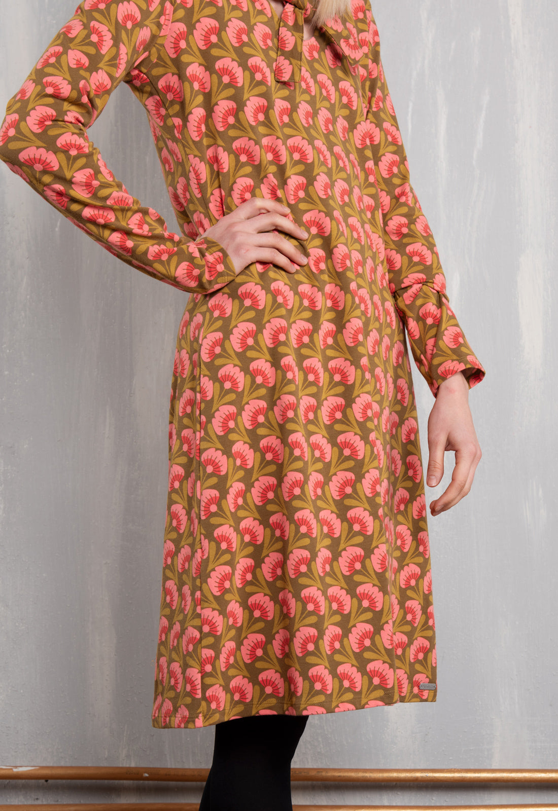 W26Dress-OC1 – leicht ausgestelltes Bio-Baumwollkleid mit Bindebändern W26Dress-OC1 – leicht ausgestelltes Bio-Baumwollkleid mit Bindebändern