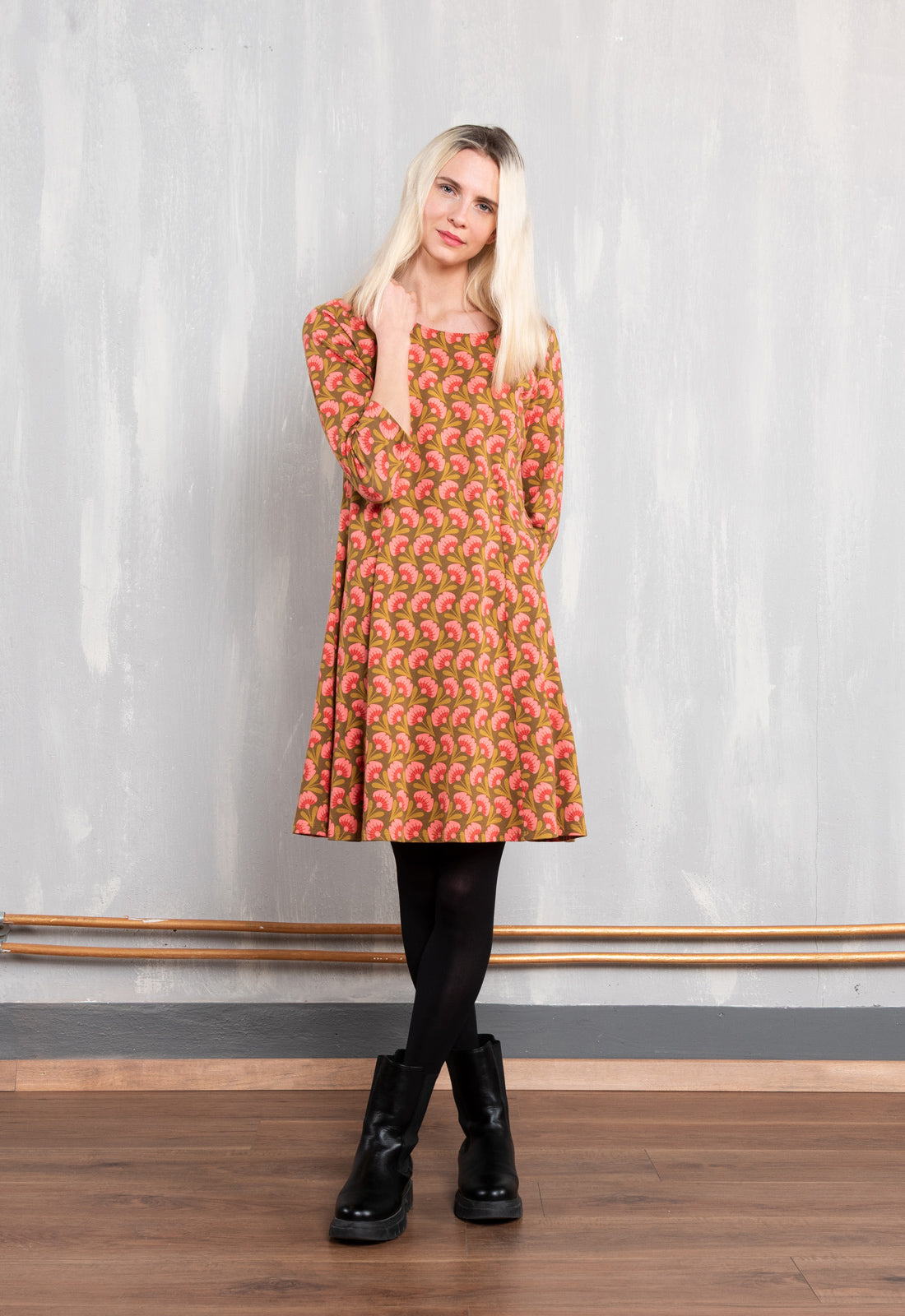 W26Dress-OC3 – ausgestelltes Bio-Baumwollkleid mit Prinzessnähten W26Dress-OC3 – ausgestelltes Bio-Baumwollkleid mit Prinzessnähten
