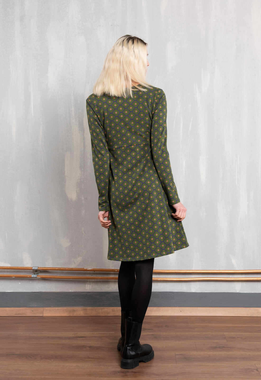 W26Dress-OC5 – Bio-Baumwollkleid mit gedrehtem Brustdetail W26Dress-OC5 – Bio-Baumwollkleid mit gedrehtem Brustdetail