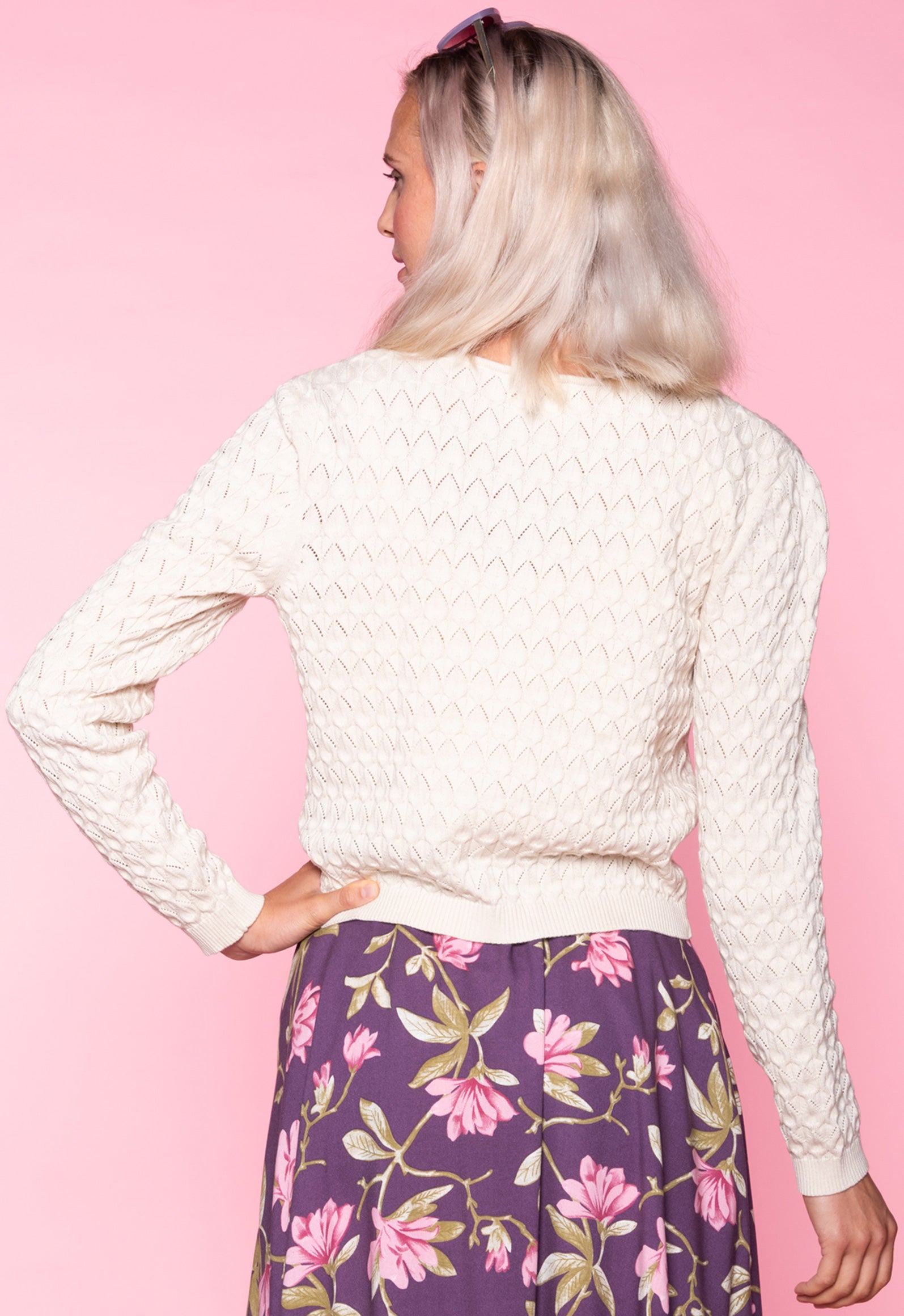 Yamira Jacket – Feine Strickjacke aus Bio-Baumwolle Das Model ist 170 cm groß und trägt Größe M.