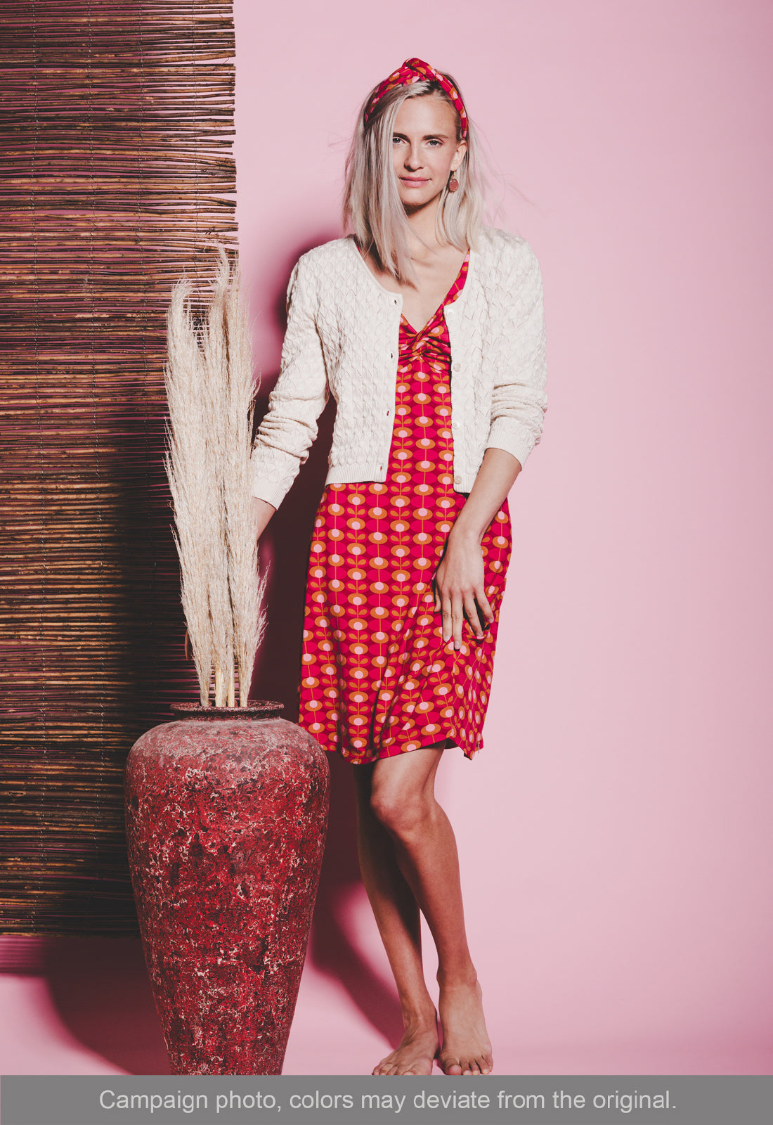 Yamira Jacket – Feine Strickjacke aus Bio-Baumwolle Das Model ist 170 cm groß und trägt Größe M.