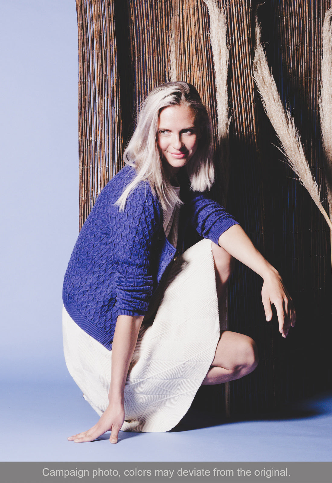 Yamira Jacket – Feine Strickjacke aus Bio-Baumwolle Das Model ist 170 cm groß und trägt Größe M.
