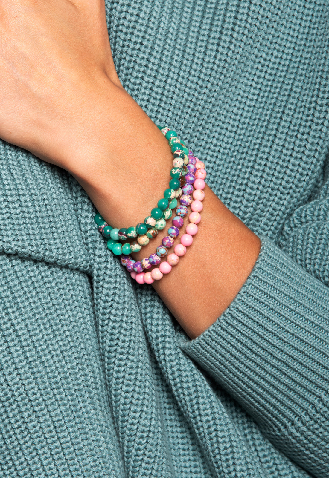 B5 - Naturstein-Perlenarmband – Elastisch & Energiegeladen Tragebeispiel in Kombination mit anderen Farben (andere Farben nicht in der Lieferung enthalten)