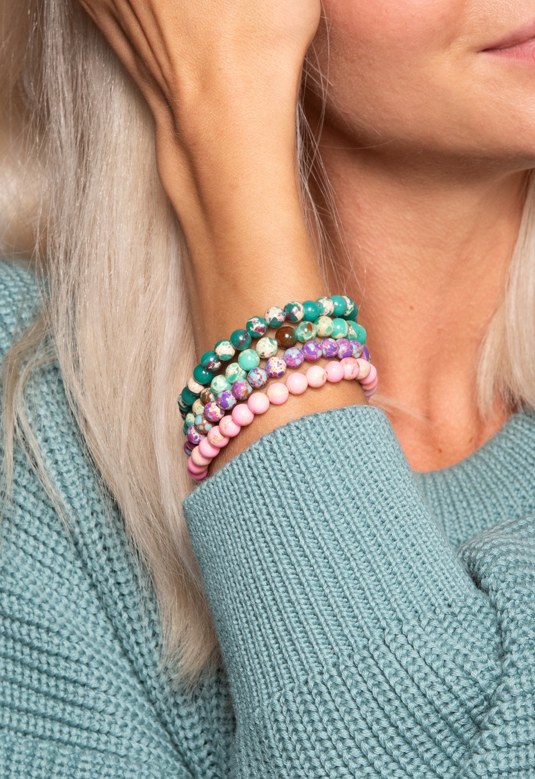 B5 - Naturstein-Perlenarmband – Elastisch & Energiegeladen Tragebeispiel in Kombination mit anderen Farben (andere Farben nicht in der Lieferung enthalten)