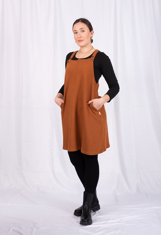 Kurzes Latzkleid mit verstellbaren Trägern - GOTS zertifiziert - GD03W23