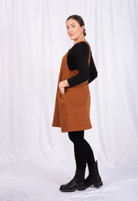 Kurzes Latzkleid mit verstellbaren Trägern - GOTS zertifiziert - GD03W23