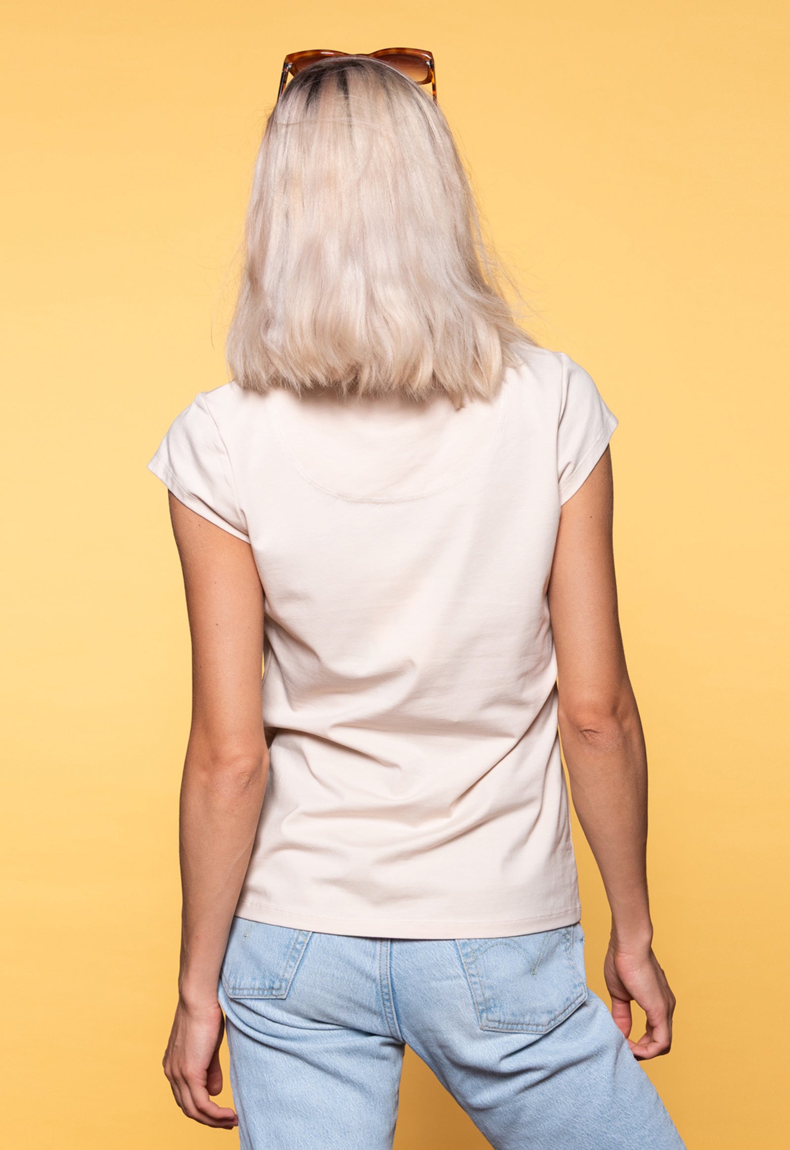 Das Model ist 170 cm groß und trägt Größe M.