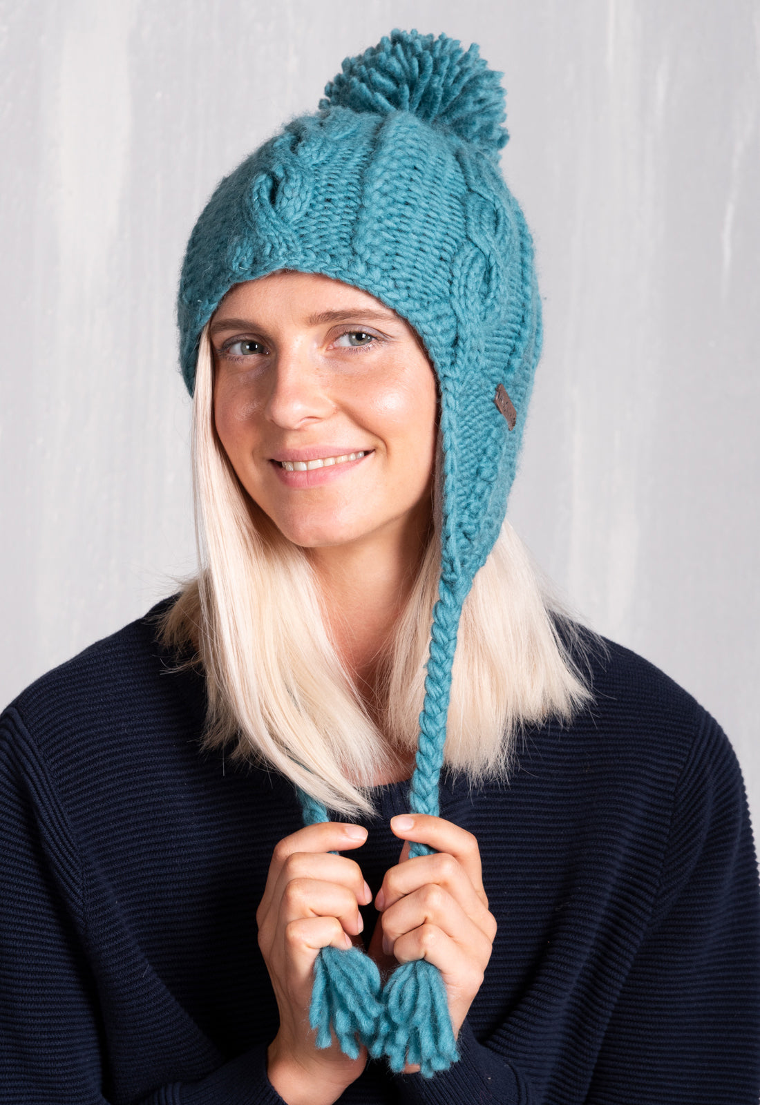 Pika Beanie mit Ohrenklappen – Handgestrickte Wärme mit Charme