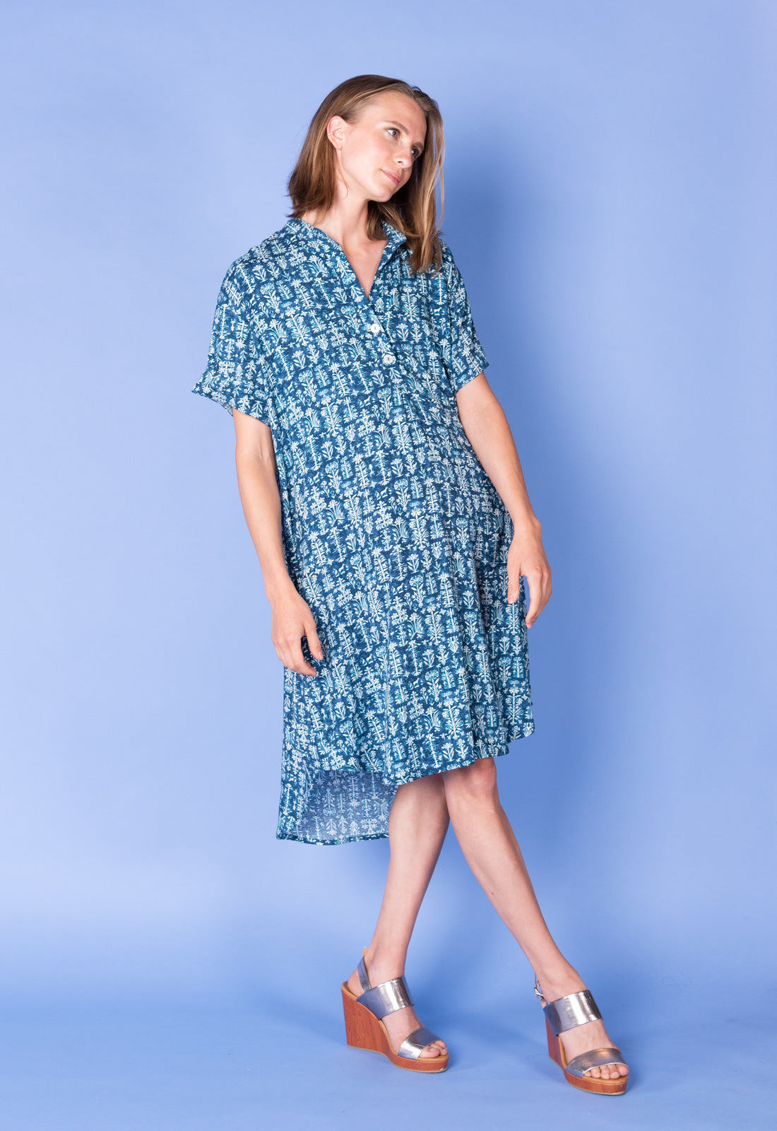 Legeres Hemdkleid mit V-Ausschnitt und High-Low-Saum - S25Dress-PR4