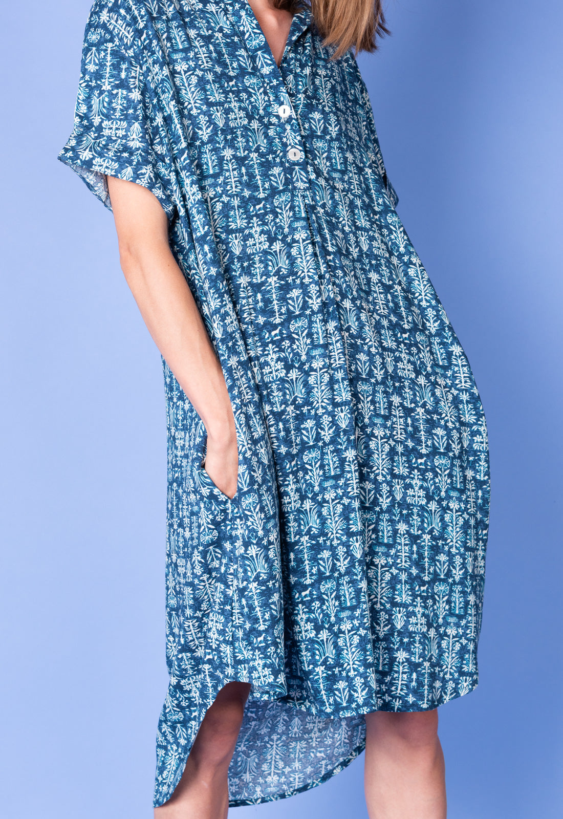 Legeres Hemdkleid mit V-Ausschnitt und High-Low-Saum - S25Dress-PR4