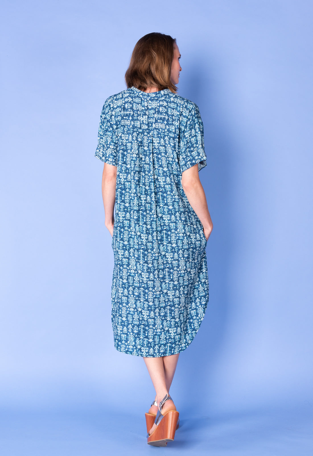 Legeres Hemdkleid mit V-Ausschnitt und High-Low-Saum - S25Dress-PR4