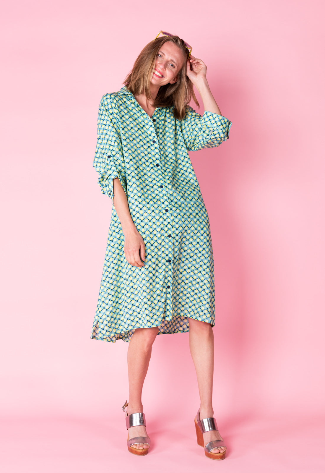 Elegantes Hemdblusenkleid mit High-Low-Saum und Seitentaschen - S25Dress-R1