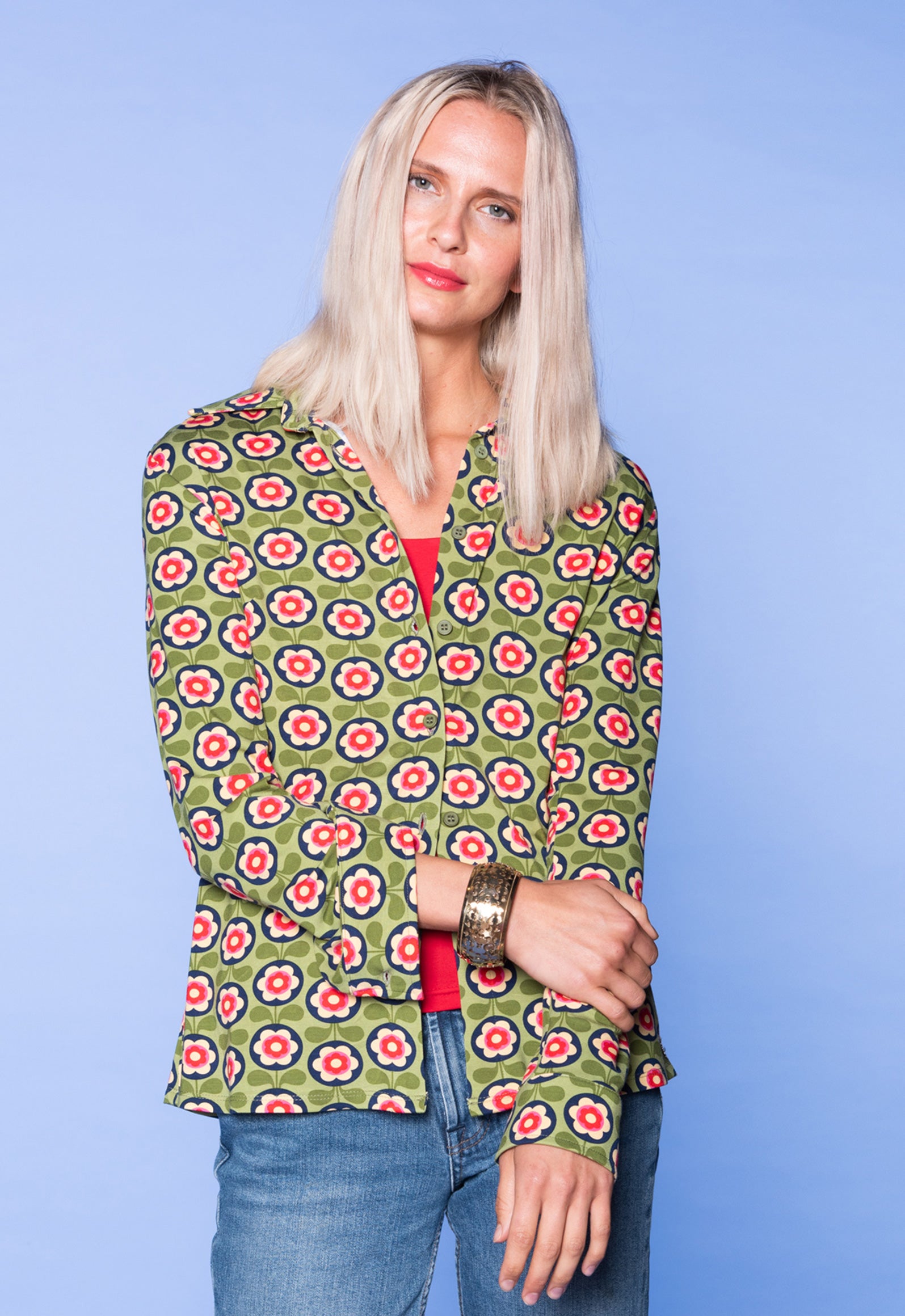 Das Model ist 170 cm groß und trägt Größe M.