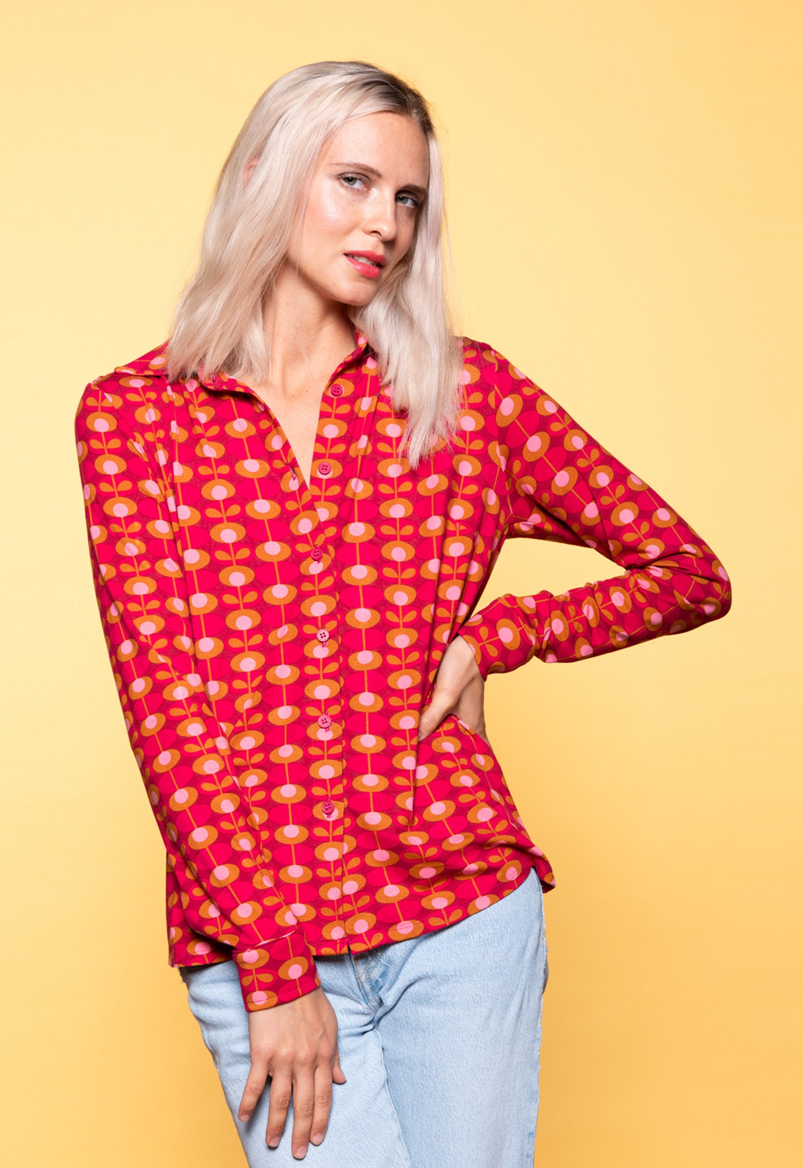 Das Model ist 170 cm groß und trägt Größe M.