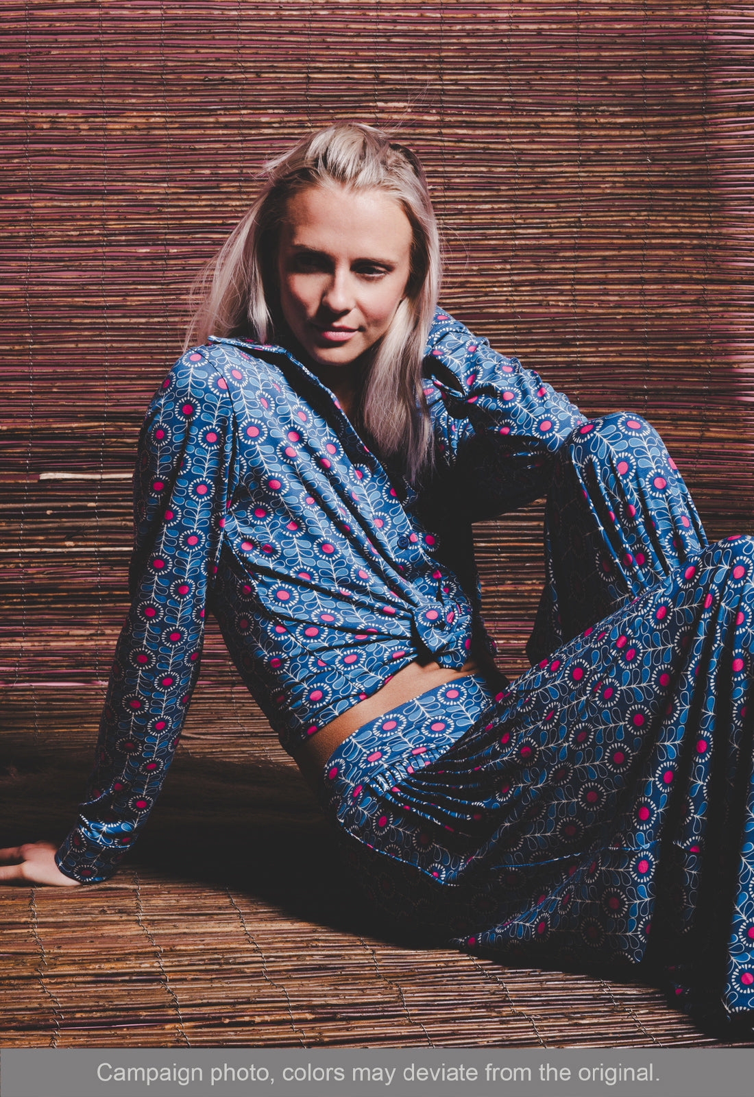 Das Model ist 170 cm groß und trägt Größe M.