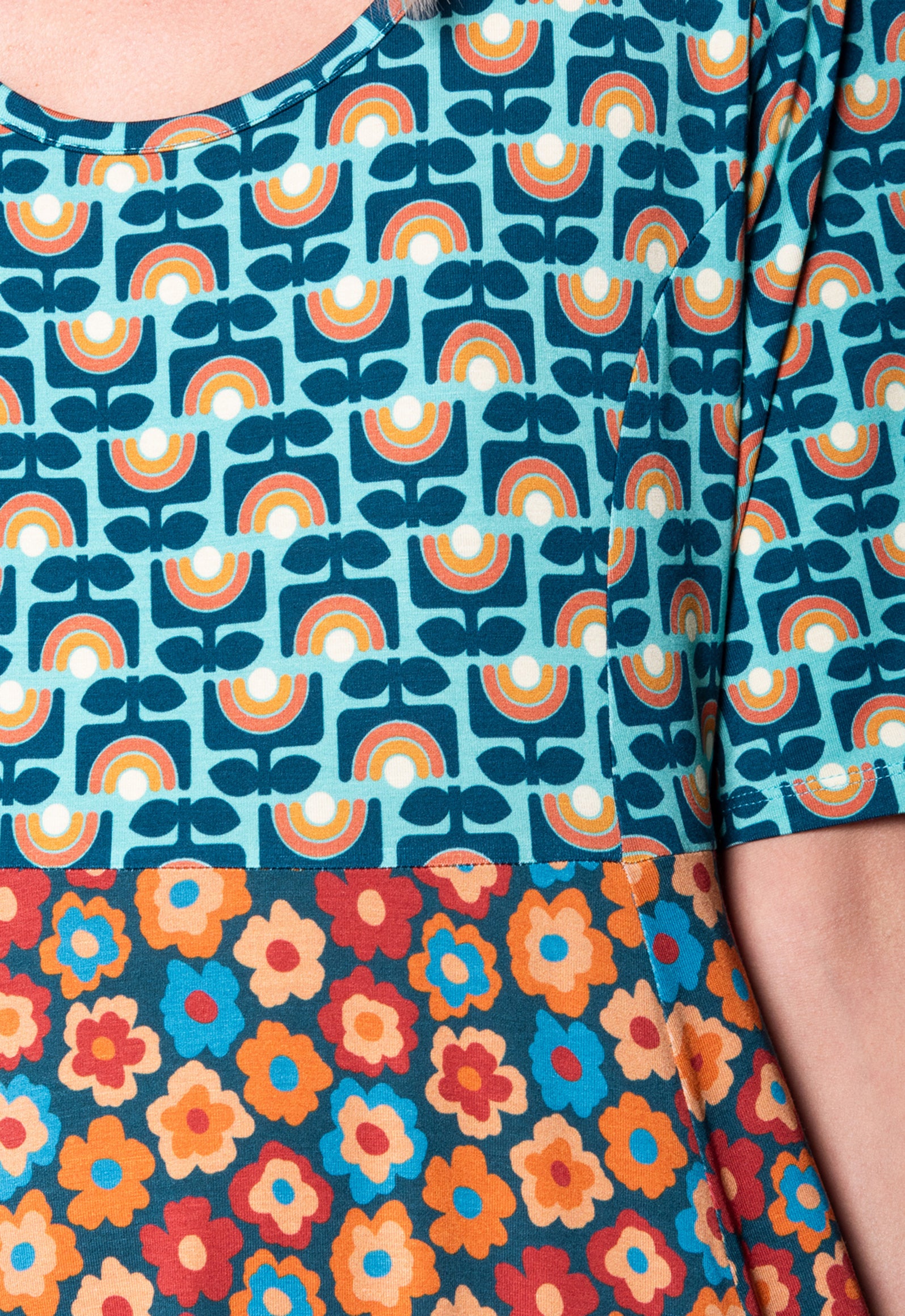 S26Candy Dress – Figurbetontes Viskosekleid mit Print-Mix