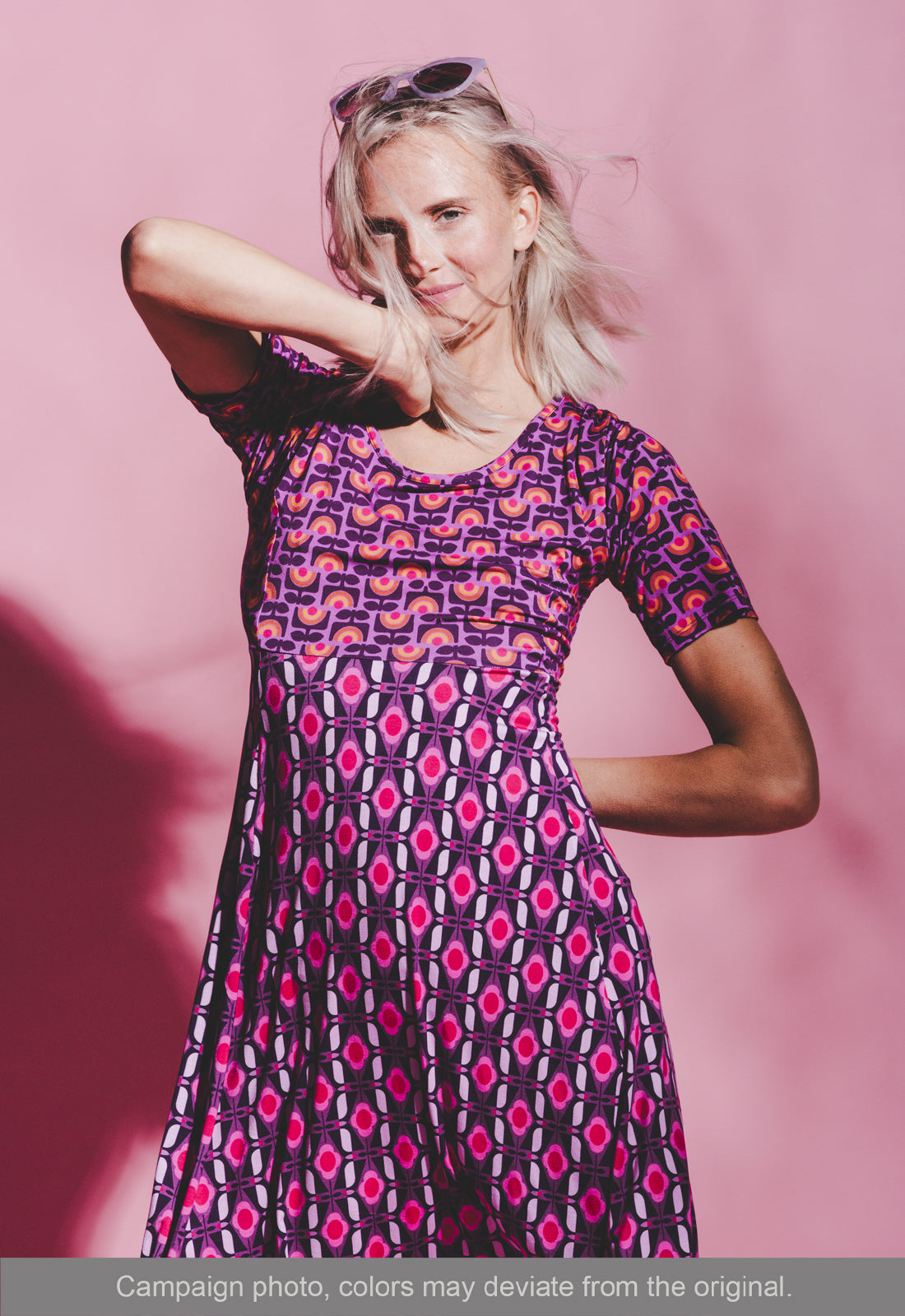 S26Candy Dress – Figurbetontes Viskosekleid mit Print-Mix