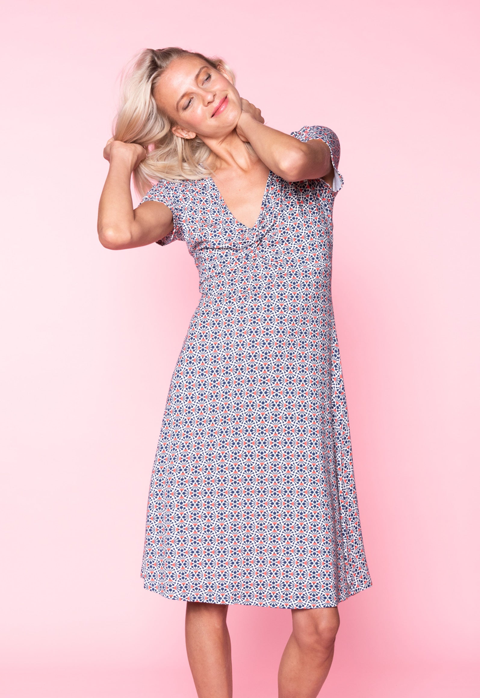 S26Dress-V1 – Kurzarmkleid mit V-Ausschnitt und Twist-Detail