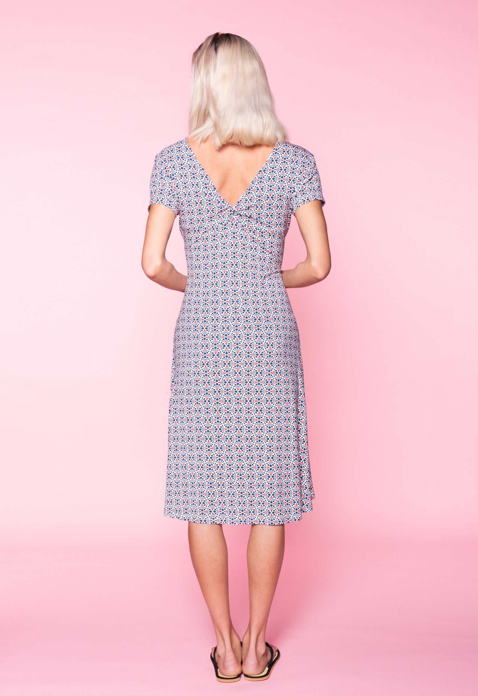 S26Dress-V1 – Kurzarmkleid mit V-Ausschnitt und Twist-Detail