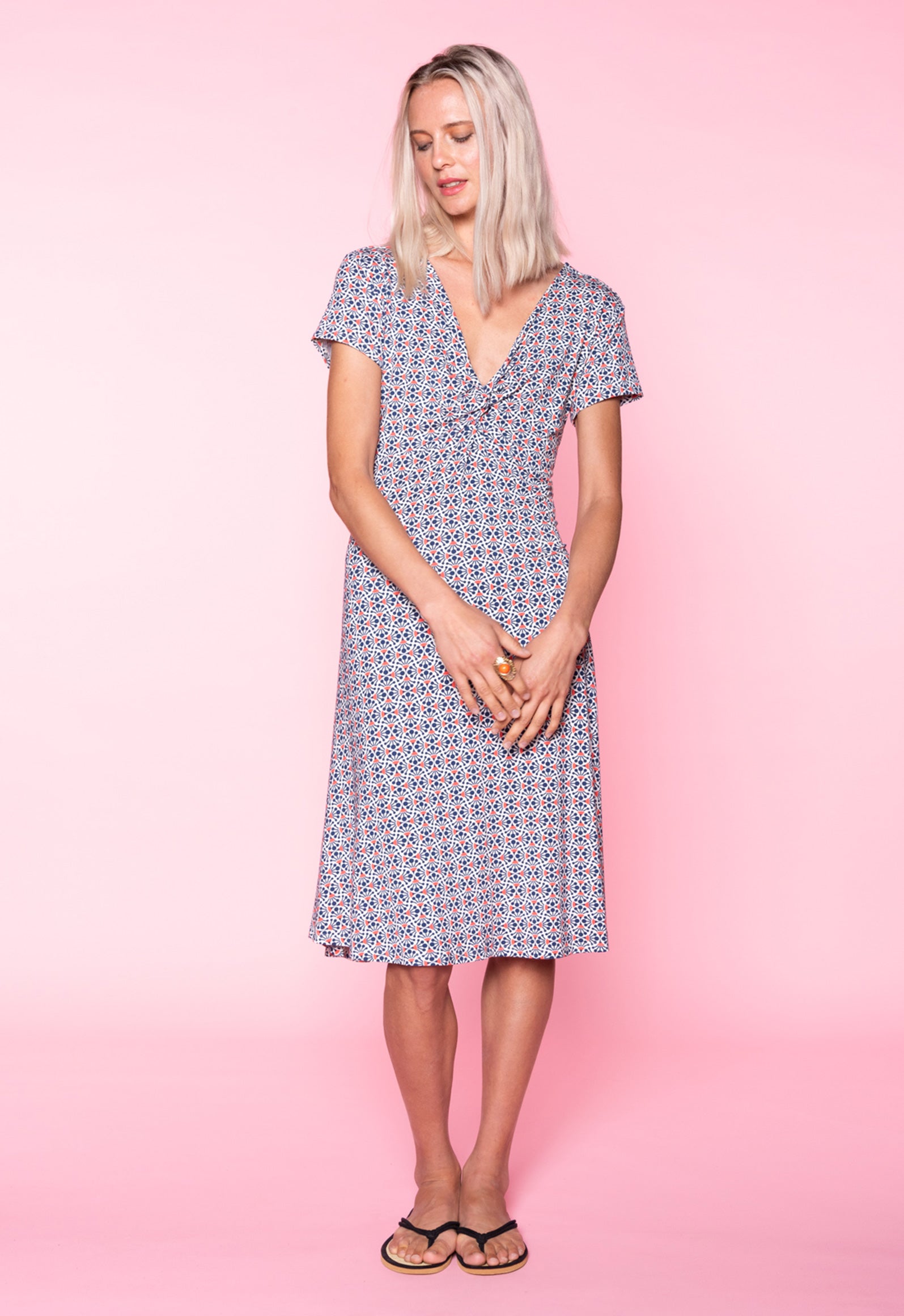 S26Dress-V1 – Kurzarmkleid mit V-Ausschnitt und Twist-Detail