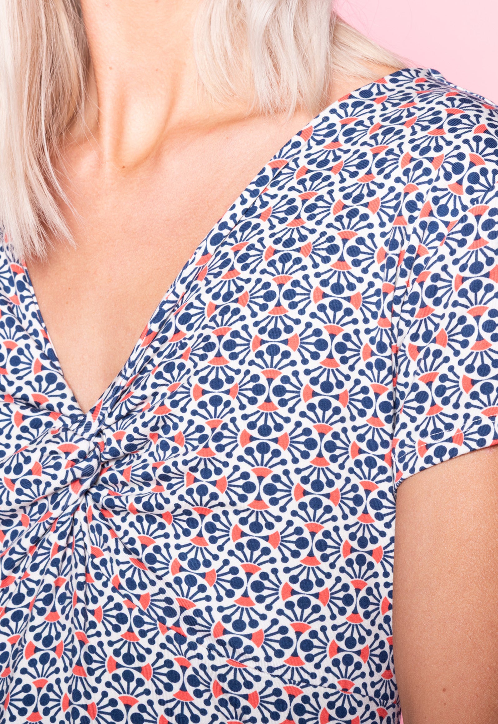 S26Dress-V1 – Kurzarmkleid mit V-Ausschnitt und Twist-Detail