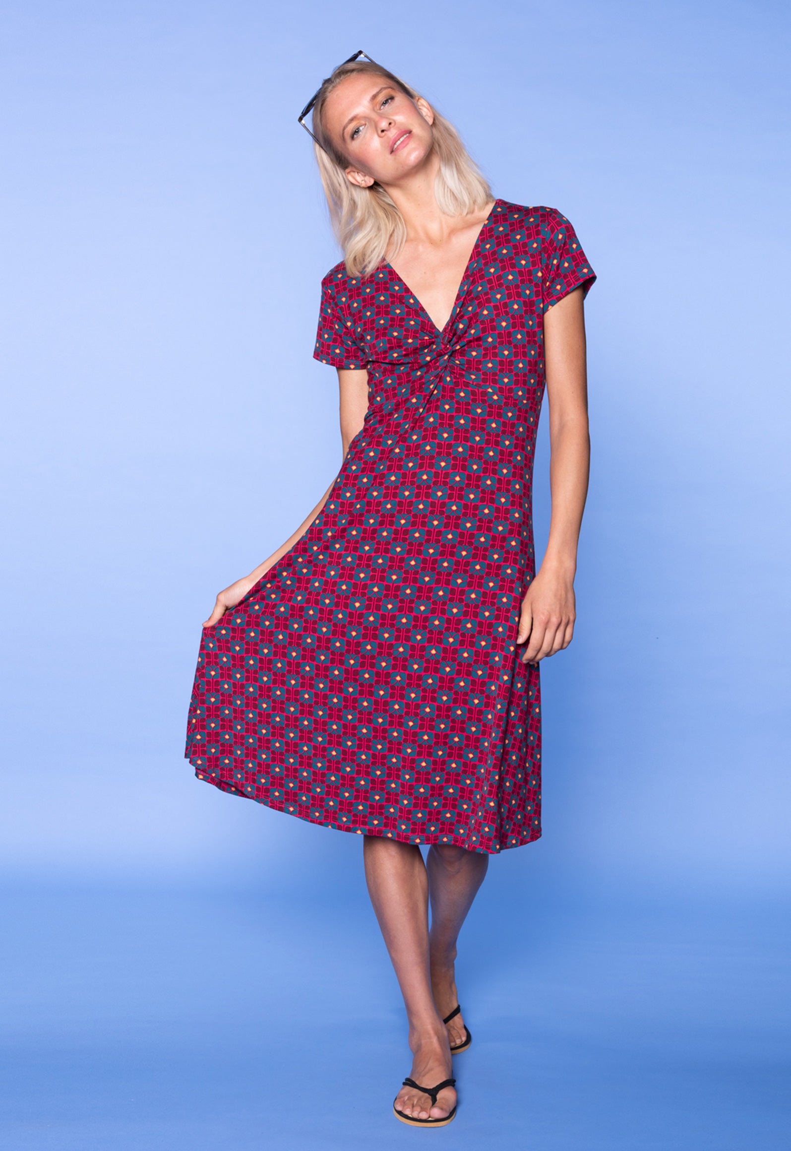 S26Dress-V1 – Kurzarmkleid mit V-Ausschnitt und Twist-Detail