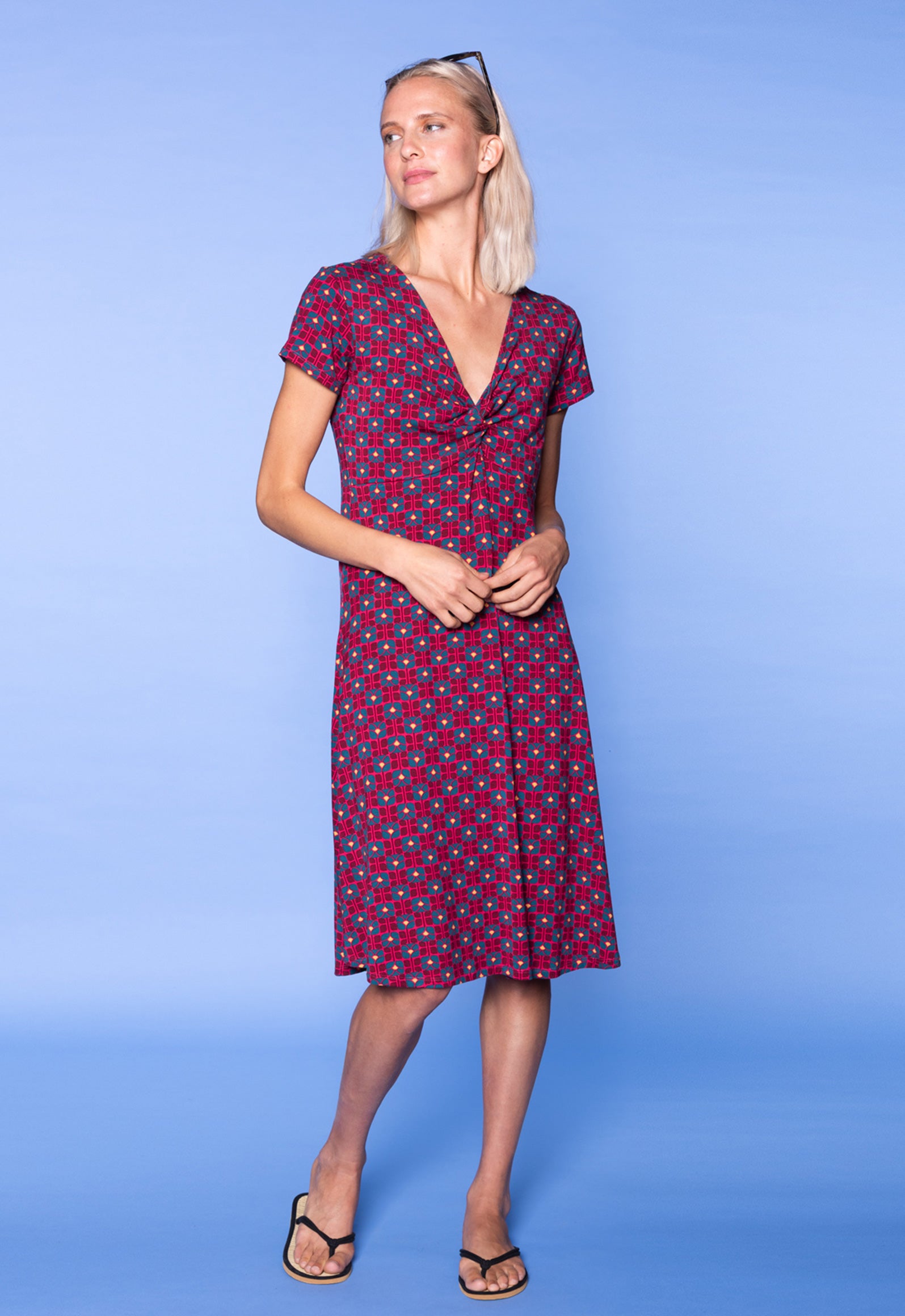 S26Dress-V1 – Kurzarmkleid mit V-Ausschnitt und Twist-Detail