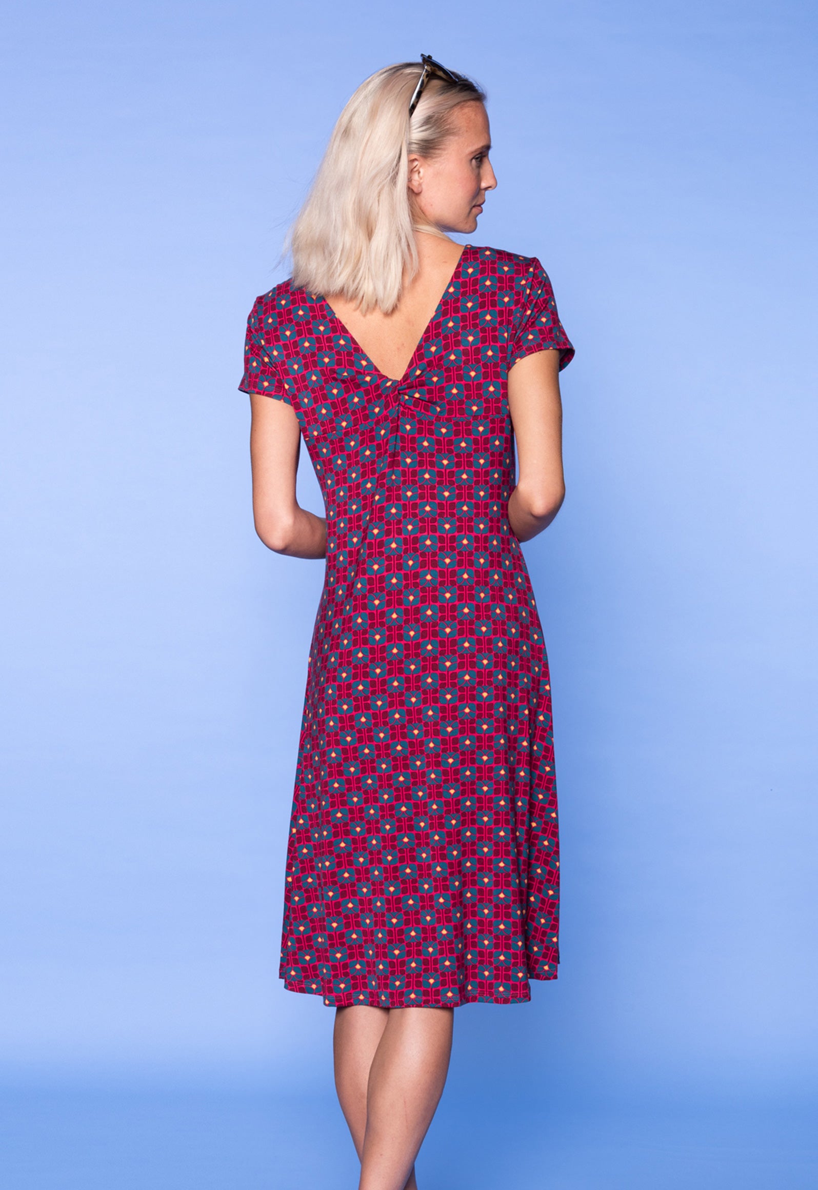 S26Dress-V1 – Kurzarmkleid mit V-Ausschnitt und Twist-Detail