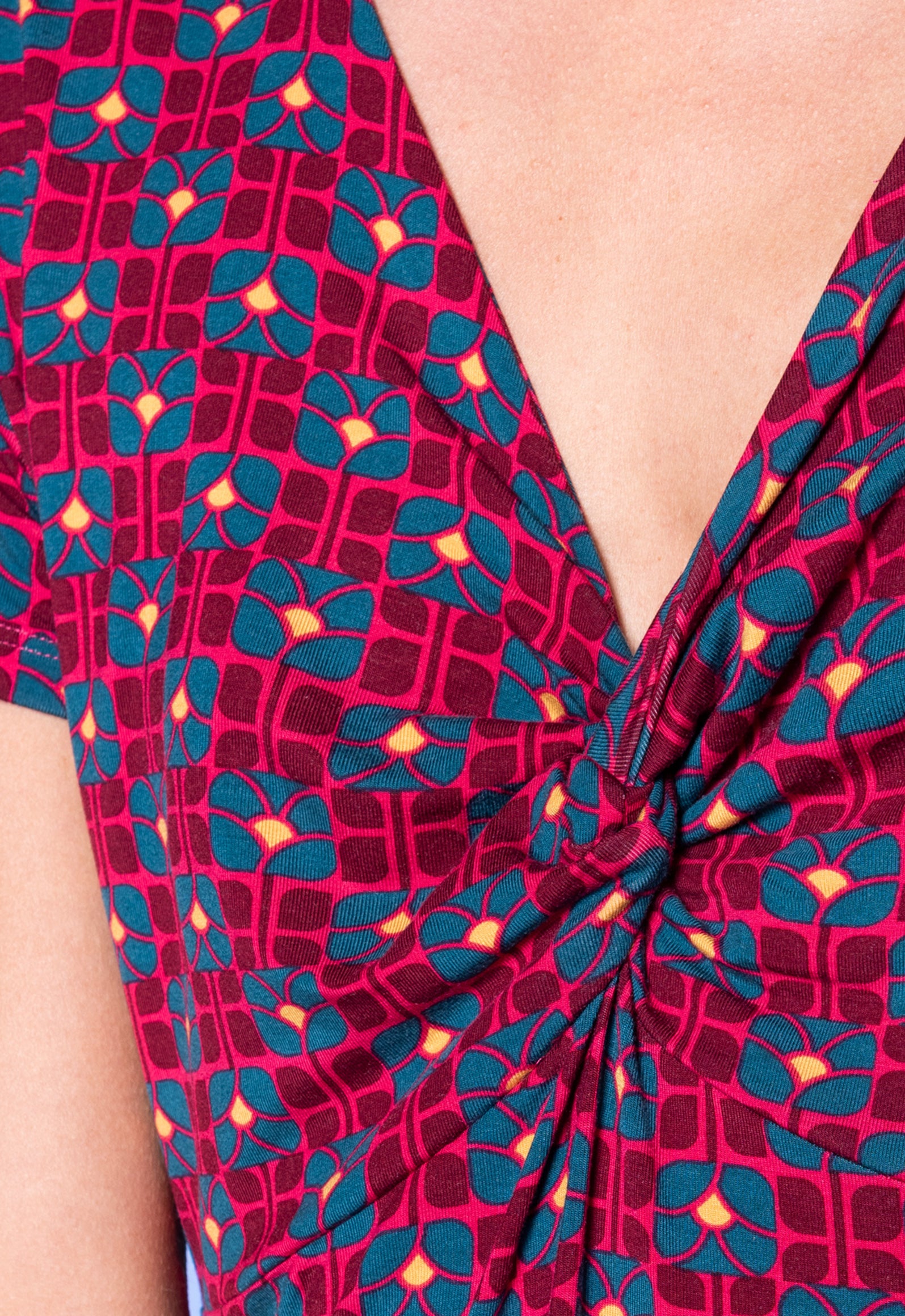 S26Dress-V1 – Kurzarmkleid mit V-Ausschnitt und Twist-Detail