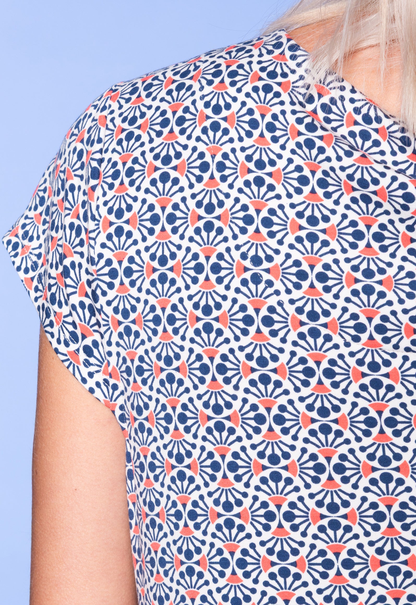 S26Dress-V2 – Kurzarmkleid mit Rundhalsausschnitt und Flügelärmeln