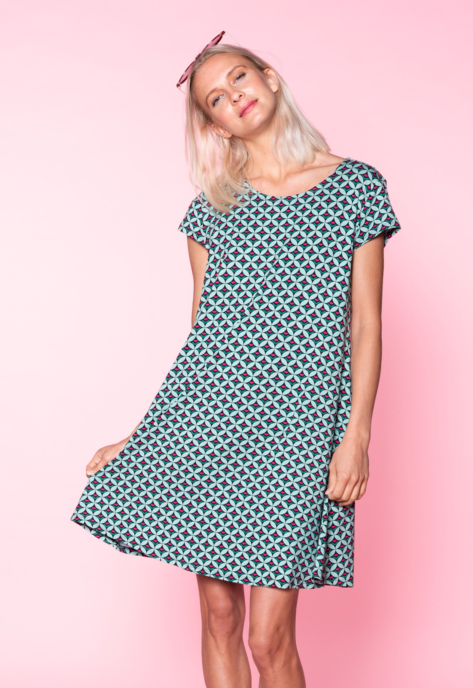 S26Dress-V2 – Kurzarmkleid mit Rundhalsausschnitt und Flügelärmeln