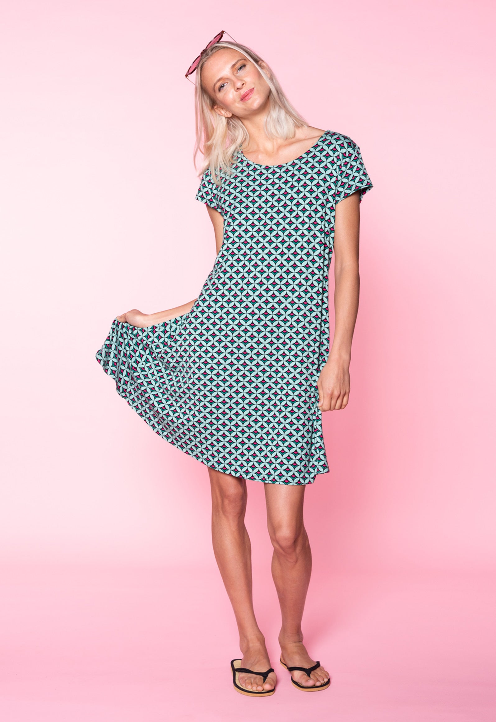 S26Dress-V2 – Kurzarmkleid mit Rundhalsausschnitt und Flügelärmeln