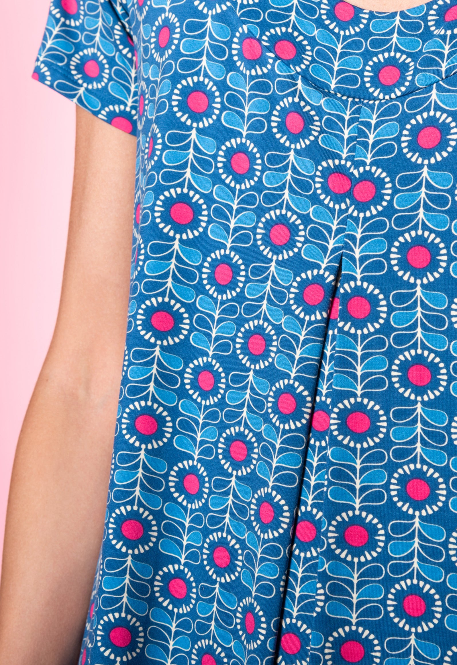 S26Dress-V3 – Kurzarmkleid mit Falte und Rundhalsausschnitt