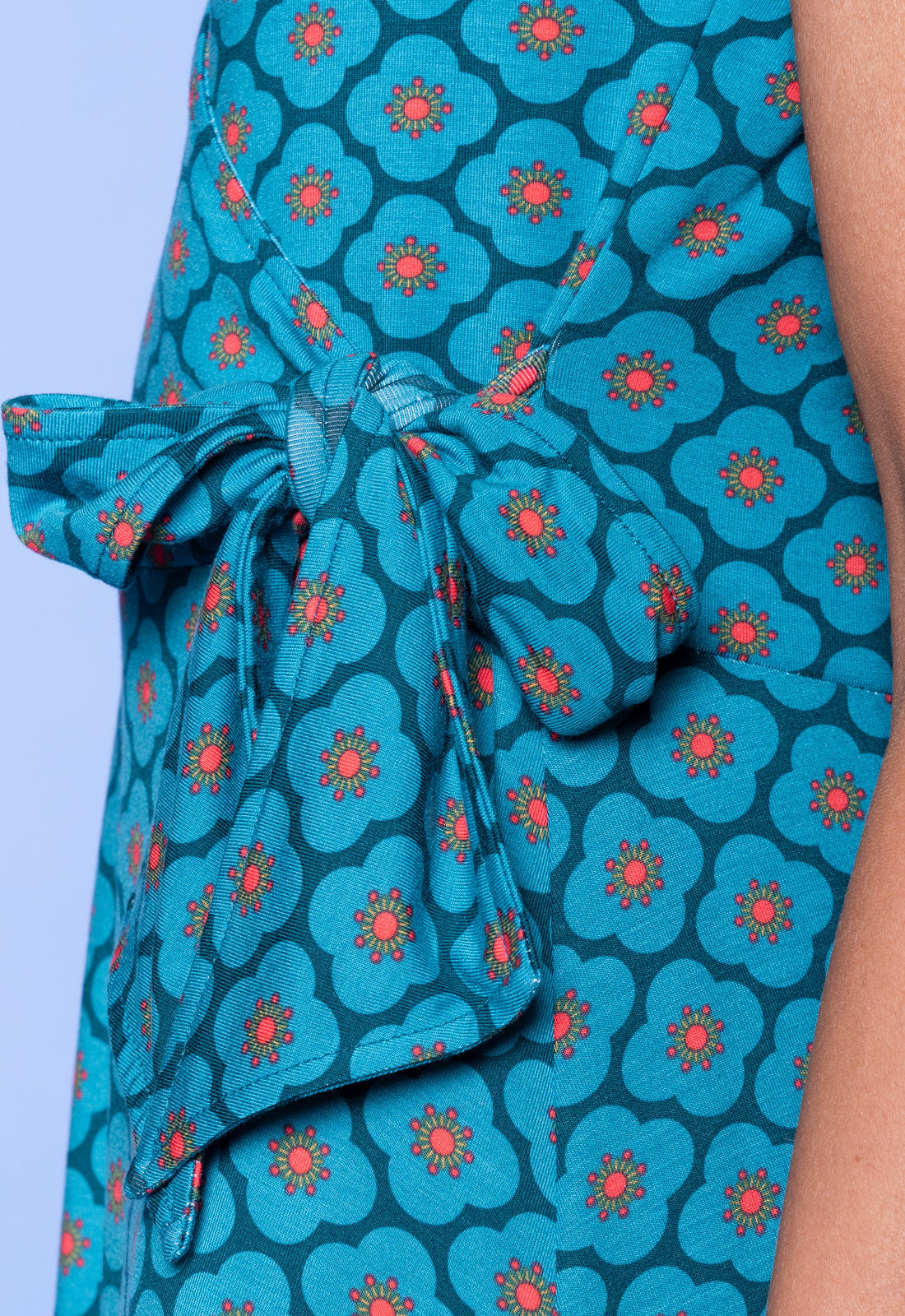 S26Dress-V4 – Kleid in Wickel-Optik mit V-Ausschnitt