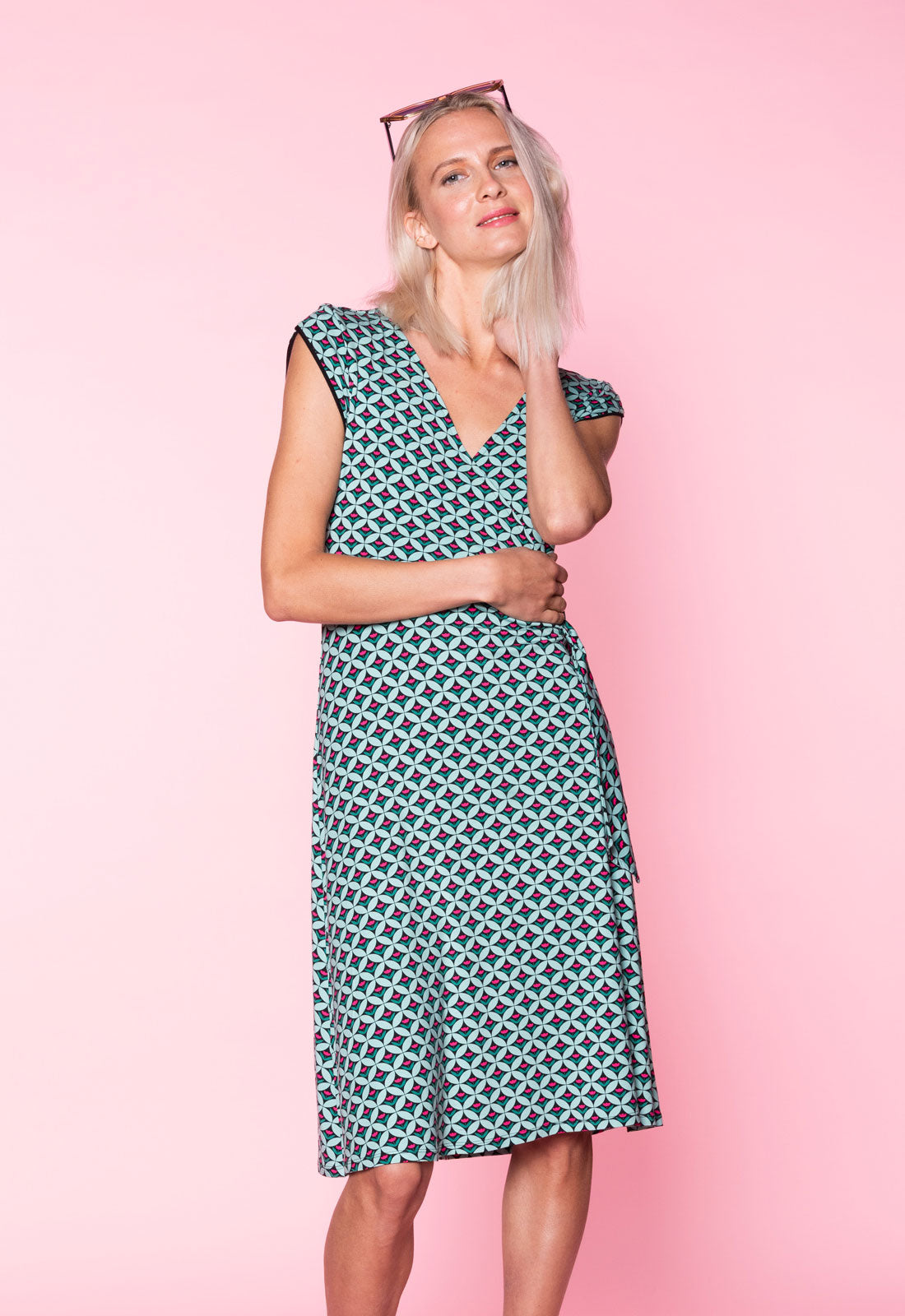 S26Dress-V4 – Kleid in Wickel-Optik mit V-Ausschnitt