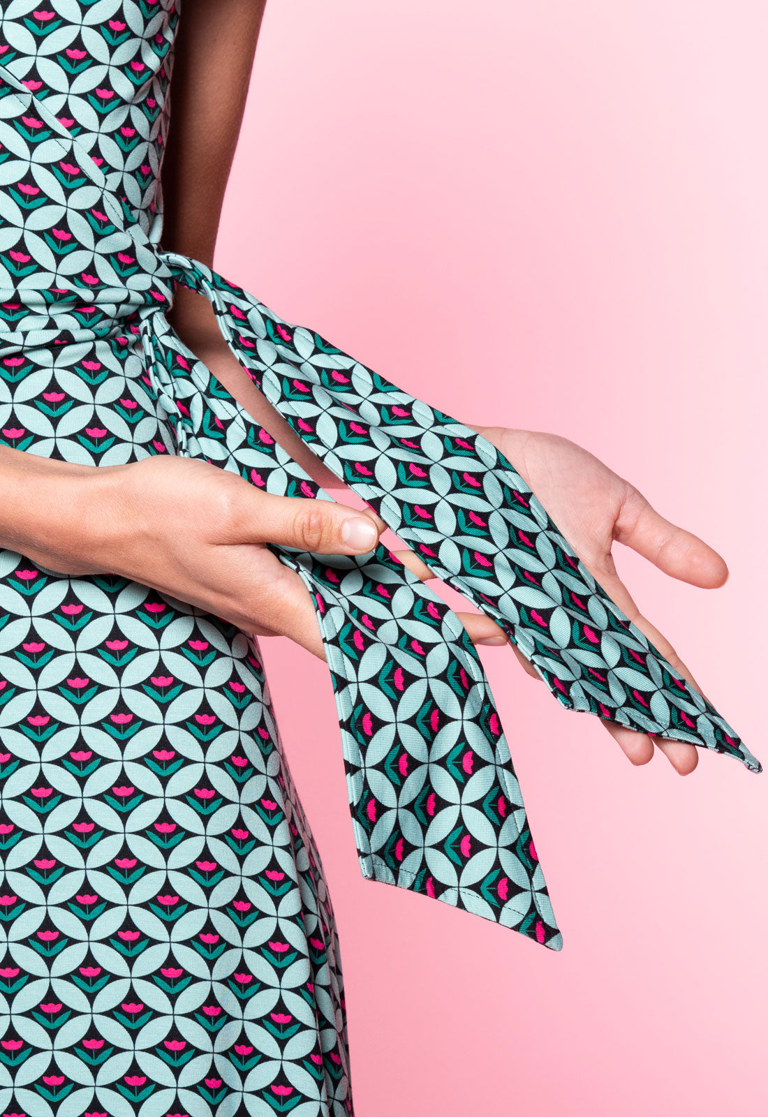 S26Dress-V4 – Kleid in Wickel-Optik mit V-Ausschnitt