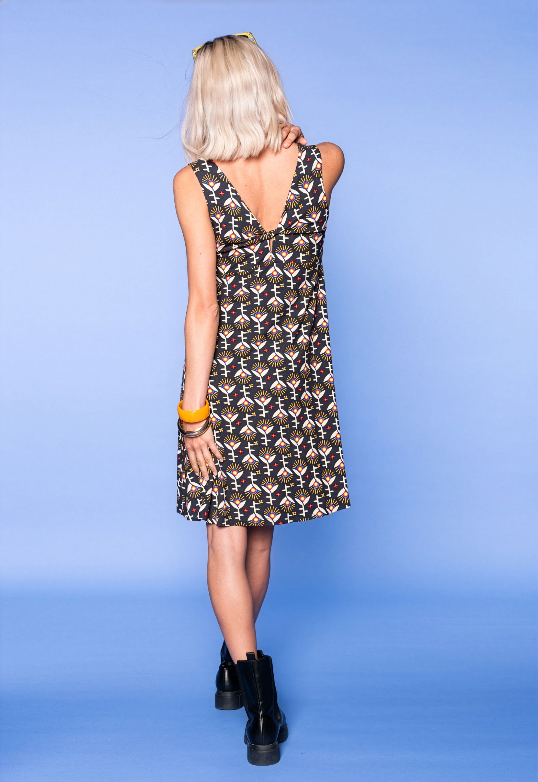 S26Dress-V6 – Ärmelloses Kleid mit Twist-Detail und schwingendem Rock