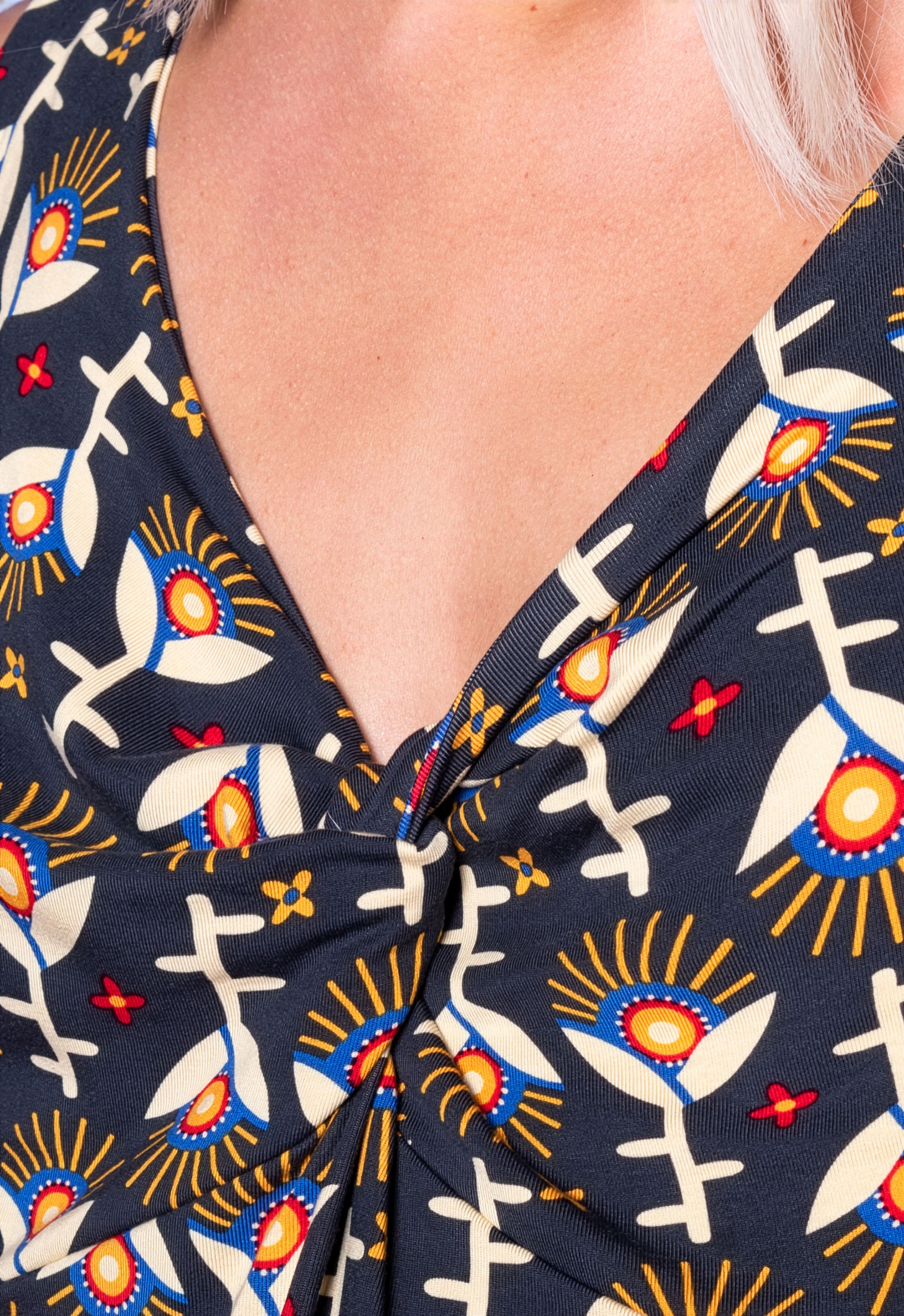 S26Dress-V6 – Ärmelloses Kleid mit Twist-Detail und schwingendem Rock