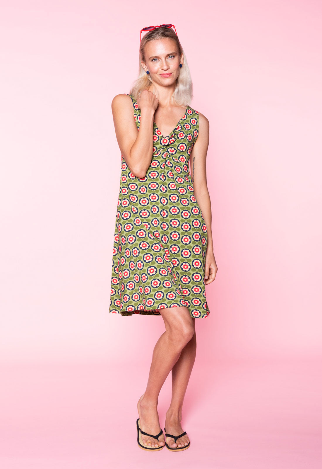 S26Dress-V6 – Ärmelloses Kleid mit Twist-Detail und schwingendem Rock